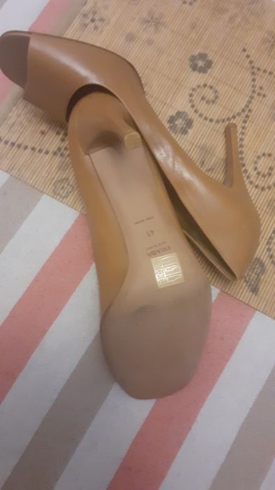 Sapato Prada salto alto marron claro