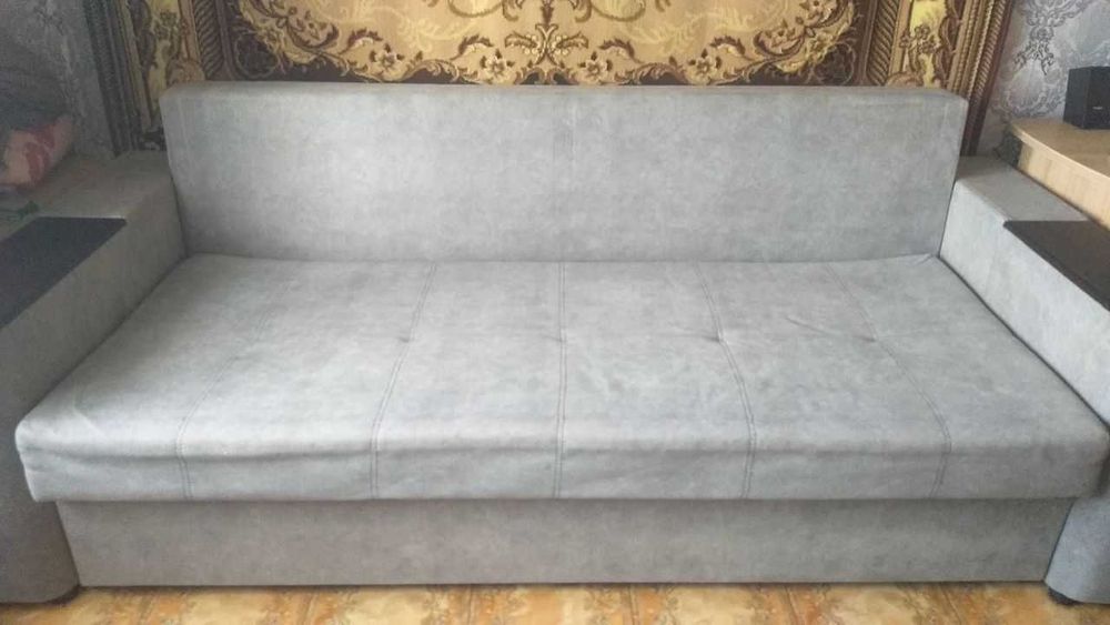 Продаётся раскладной трехместный диван