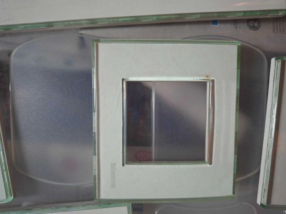 Conjunto de espelhos e tomadas da marca bticino