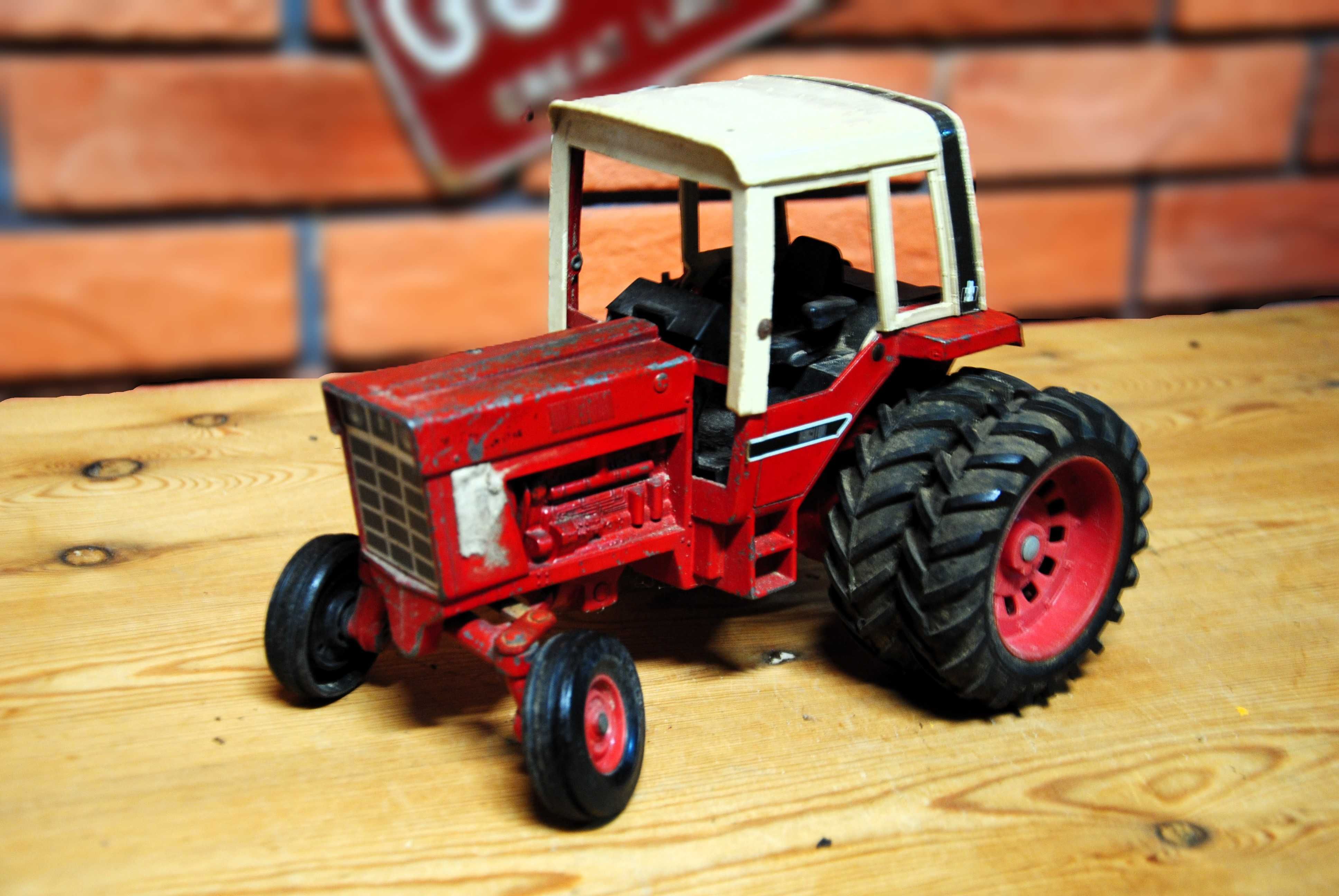 Zabytkowy Traktor ERTL International Harvester 1586, 1:16