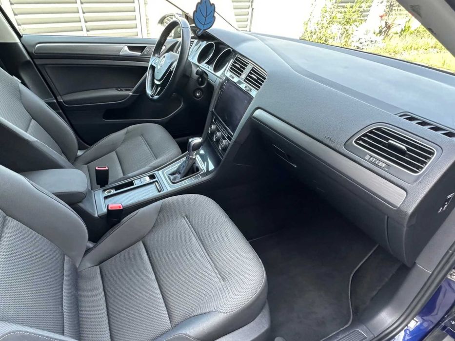 Volkswagen e-Golf      2018