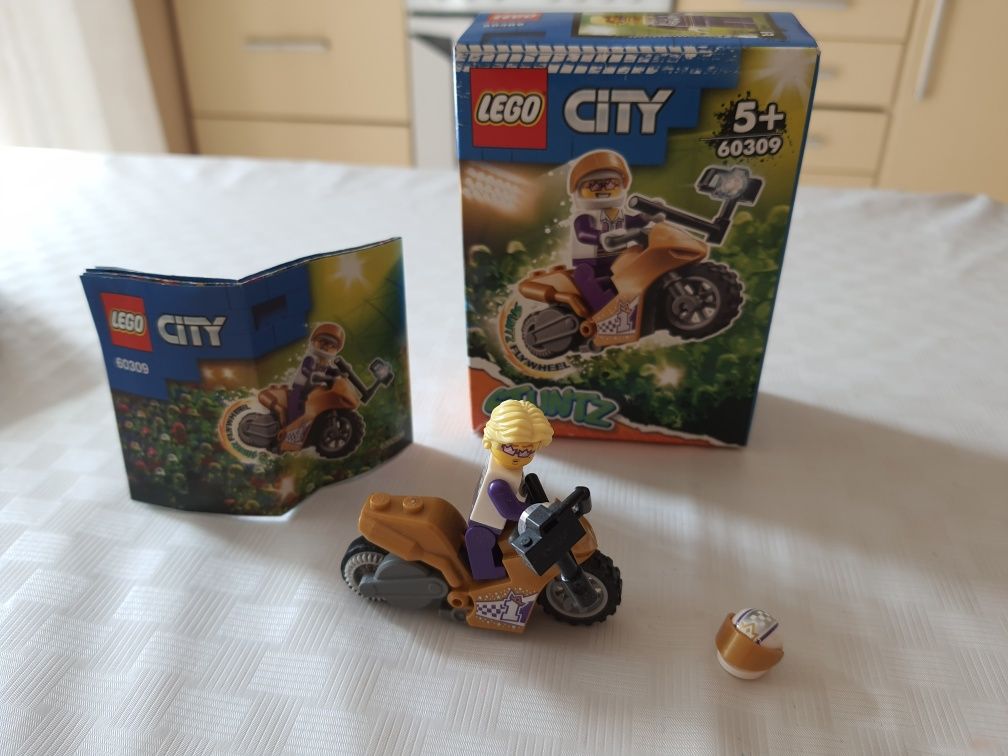 Конструктор LEGO City Селфі на каскадерському мотоциклі (60309)
