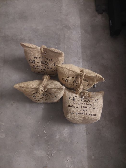 Saco com peso para porta.