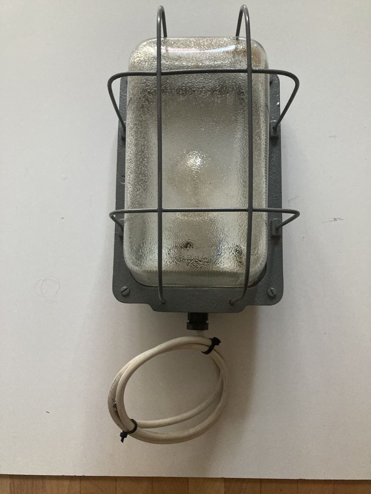 Lampa w metalowej obudowie