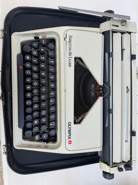Máquina de escrever OLYMPIA