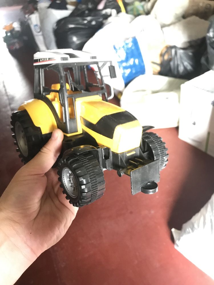 Іграшка трактор