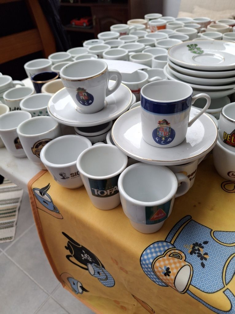 Vendo chávenas de café com pires de clubes