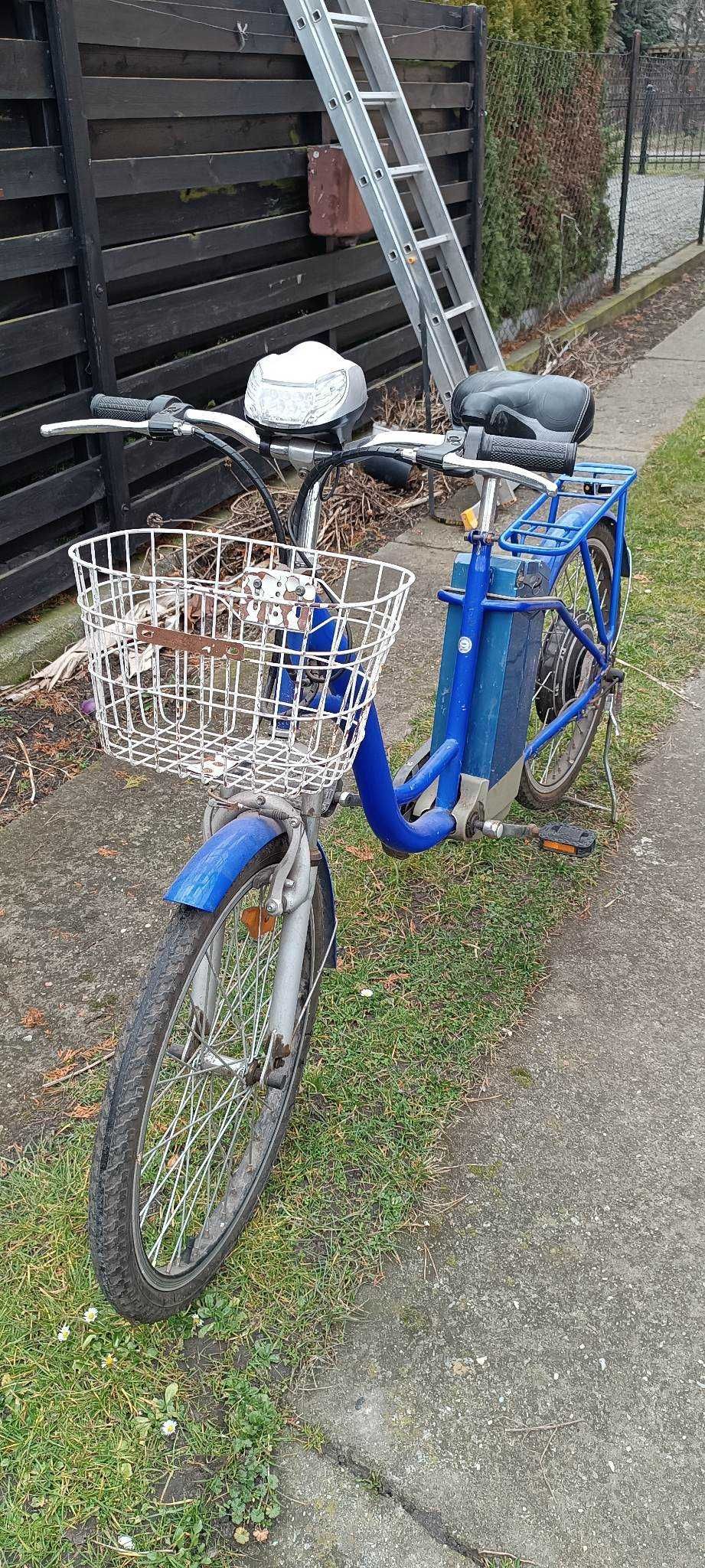 Niebieski rower elektryczny z koszykiem