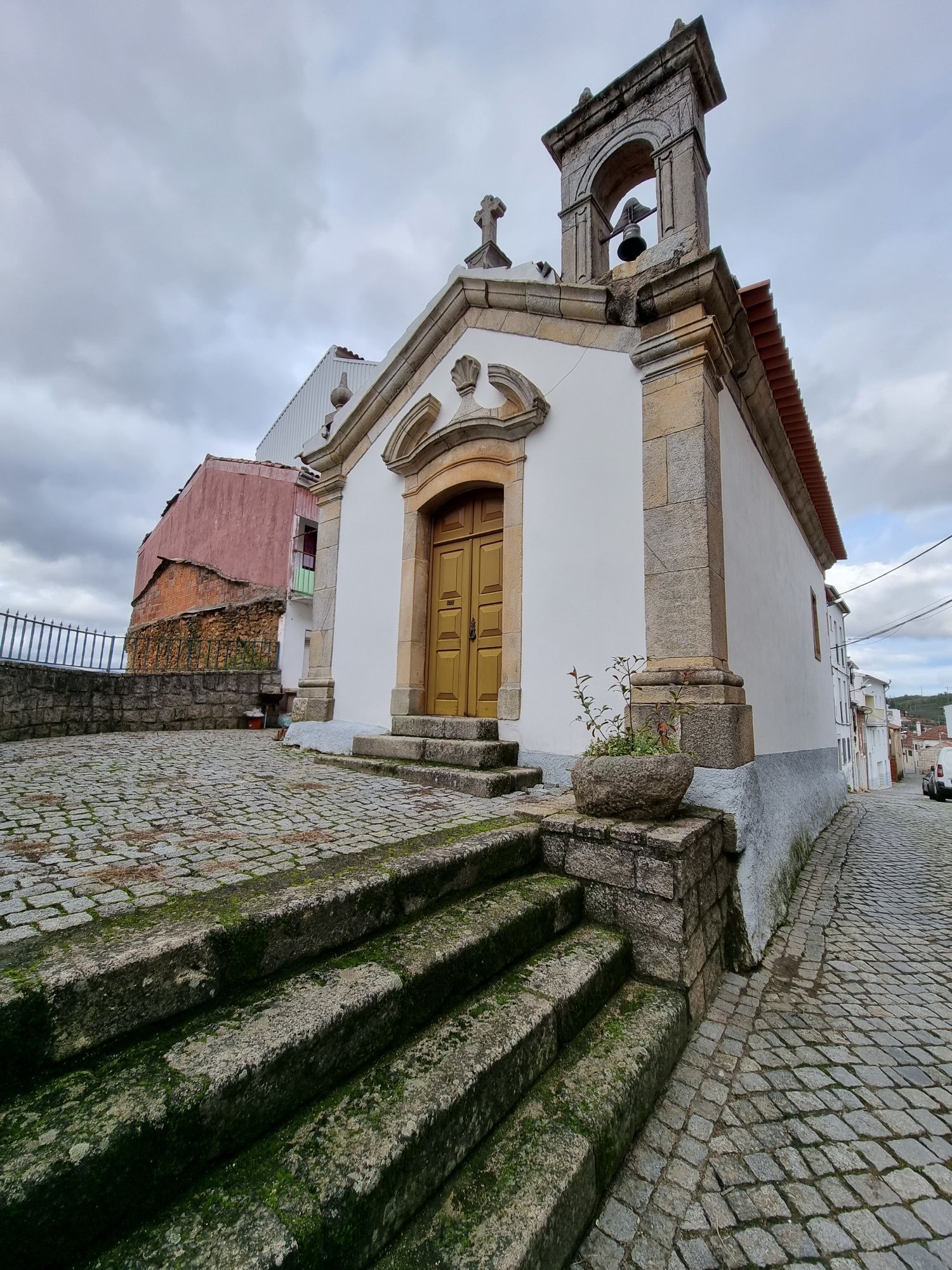 Casa para remodelação vendo com terrenos