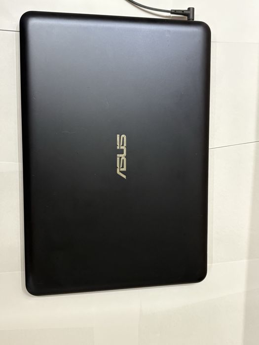 Portátil Asus E402W