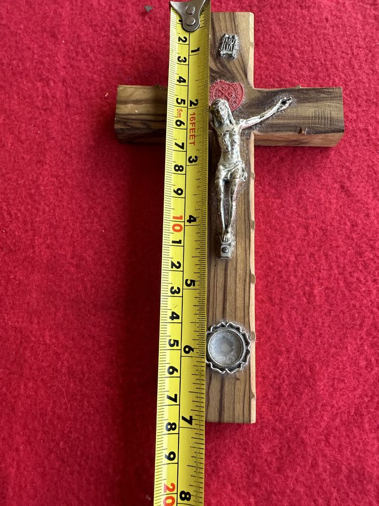 Crucifixo em madeira oliveira com relicario de Jerusalem