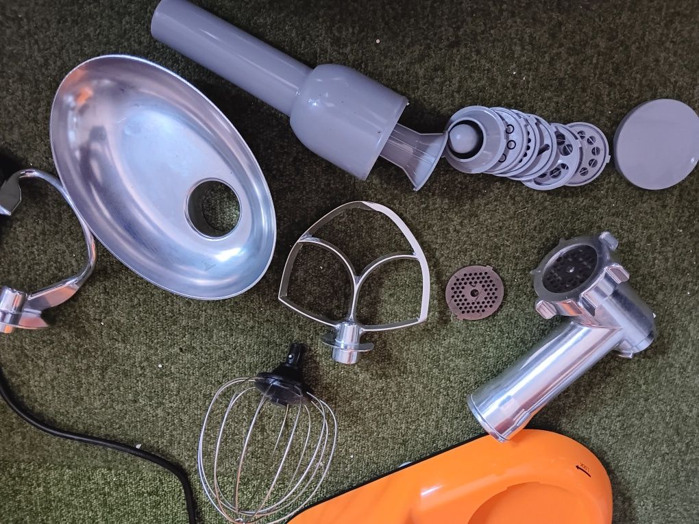 Robot z maszynką do mięsa.