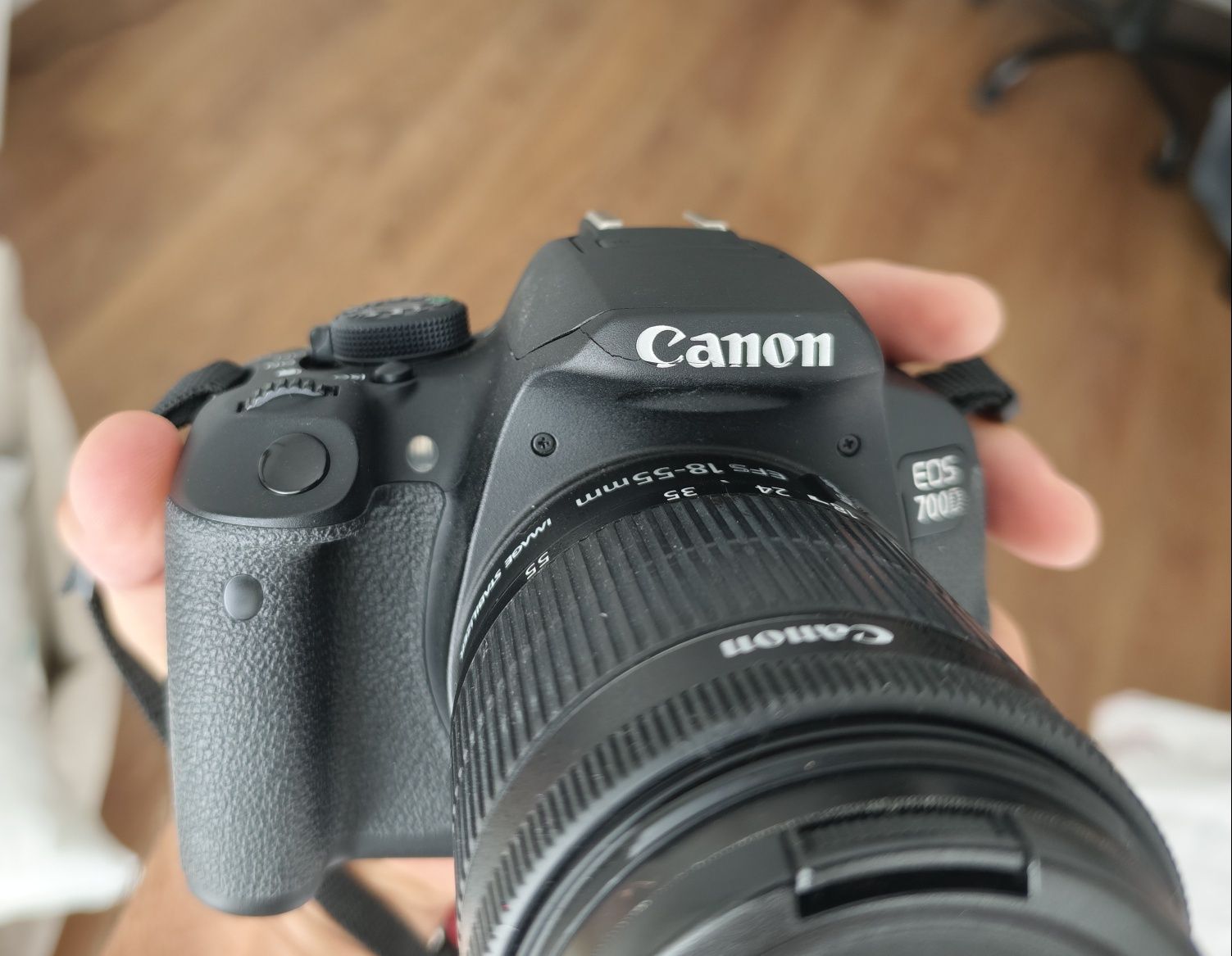 Máquina DSLR Canon EOS 700D