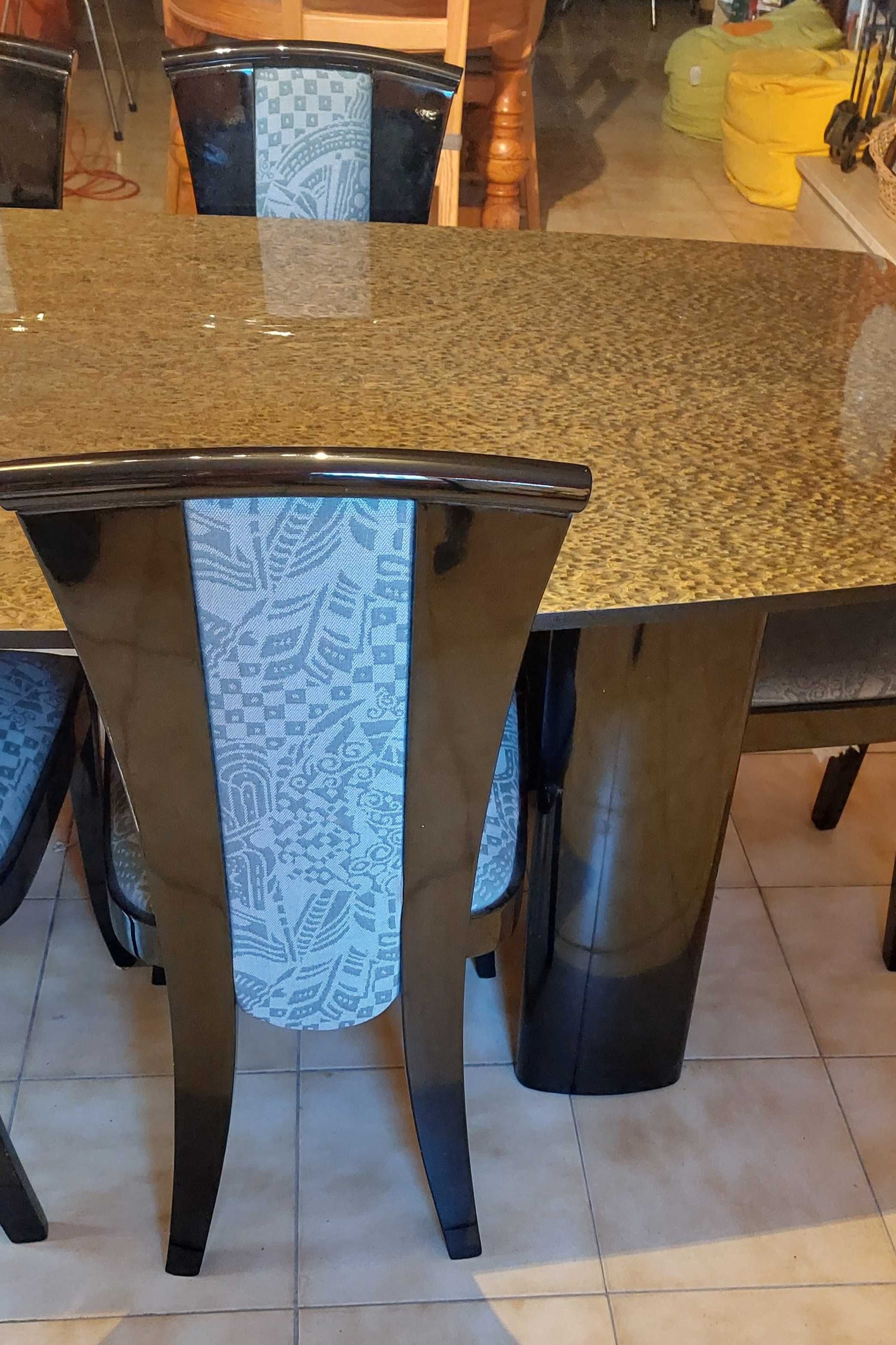Mesa lacada a preto e 6 cadeiras
