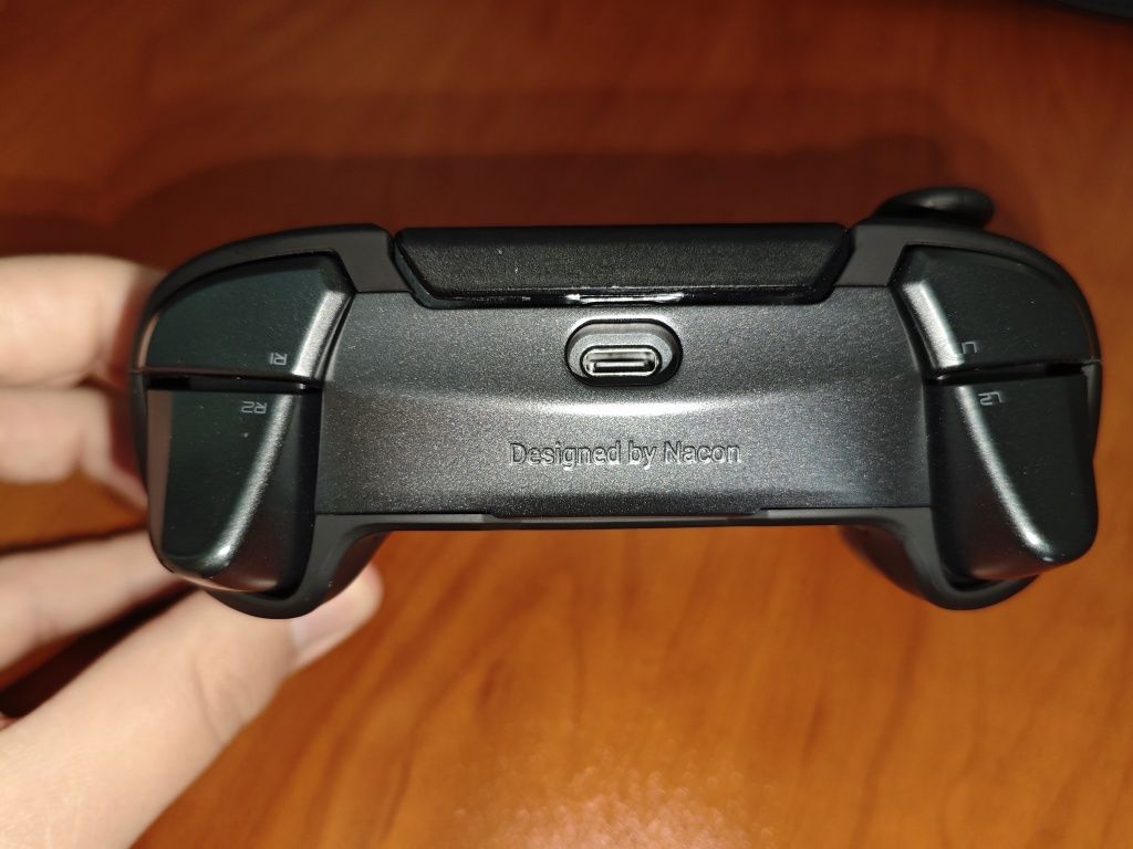 Pad Nacon Revolution Unlimited Pro Controller do PC/PS4 OPIS