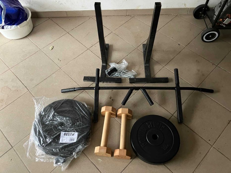 drążek do podciągania i ciężary do ćwiczeń