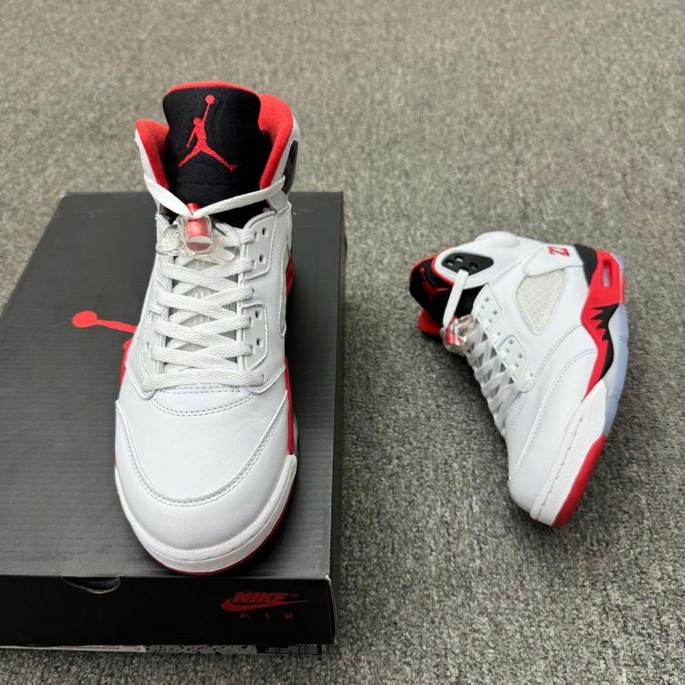 Air Jordan 5.