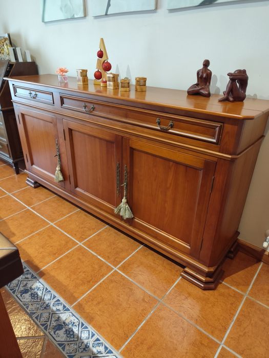 Aparador de três portas