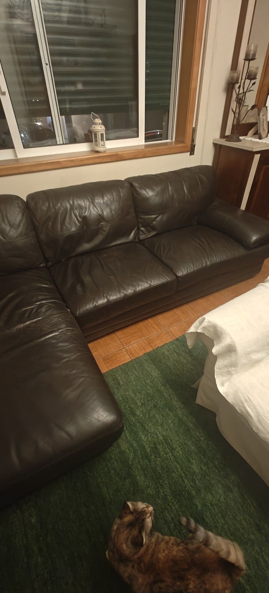 Sofá de pele preto com chaise longue – 200 €