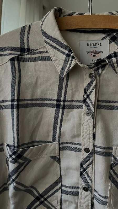 Camisa às riscas com bolsos frontais - Bershka