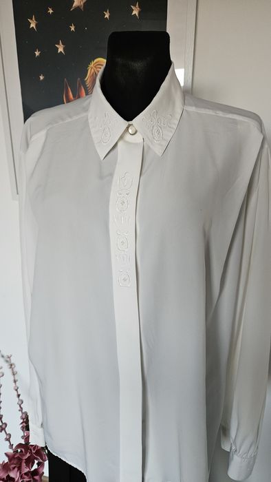 Biała bluzka koszulowa z cudnym haftem rozmiar XXL
Śliczna biala bluzk