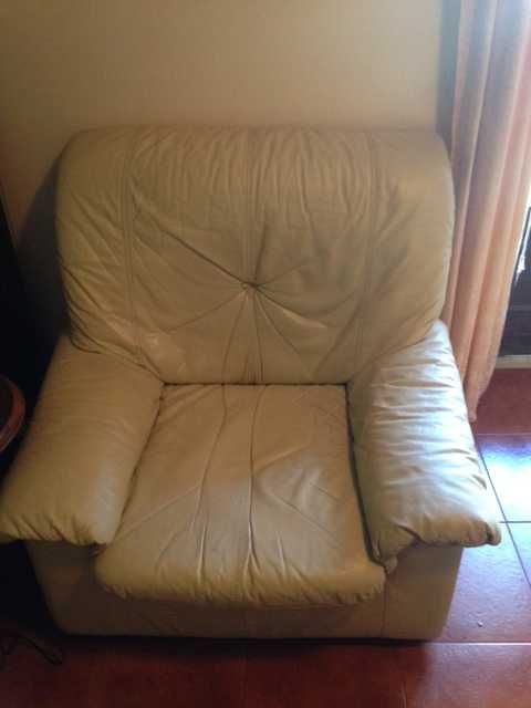 Sofa em pele 3 lugares, cor creme, Château d'Ax.