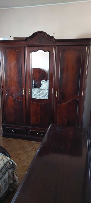 Mobília de quarto de casal completa e bom estado de conservação. Mogno