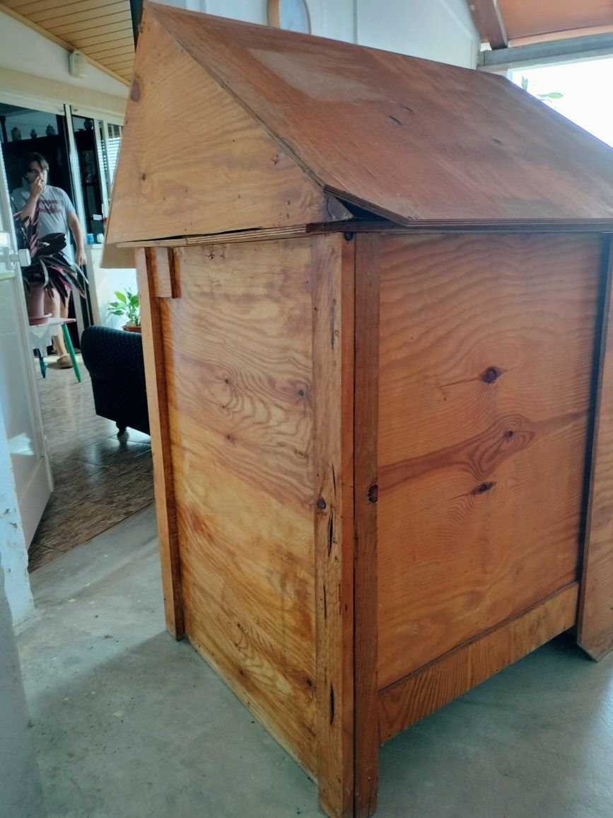 Casota de madeira impermeabilizada para cão de porte medio ou grande.