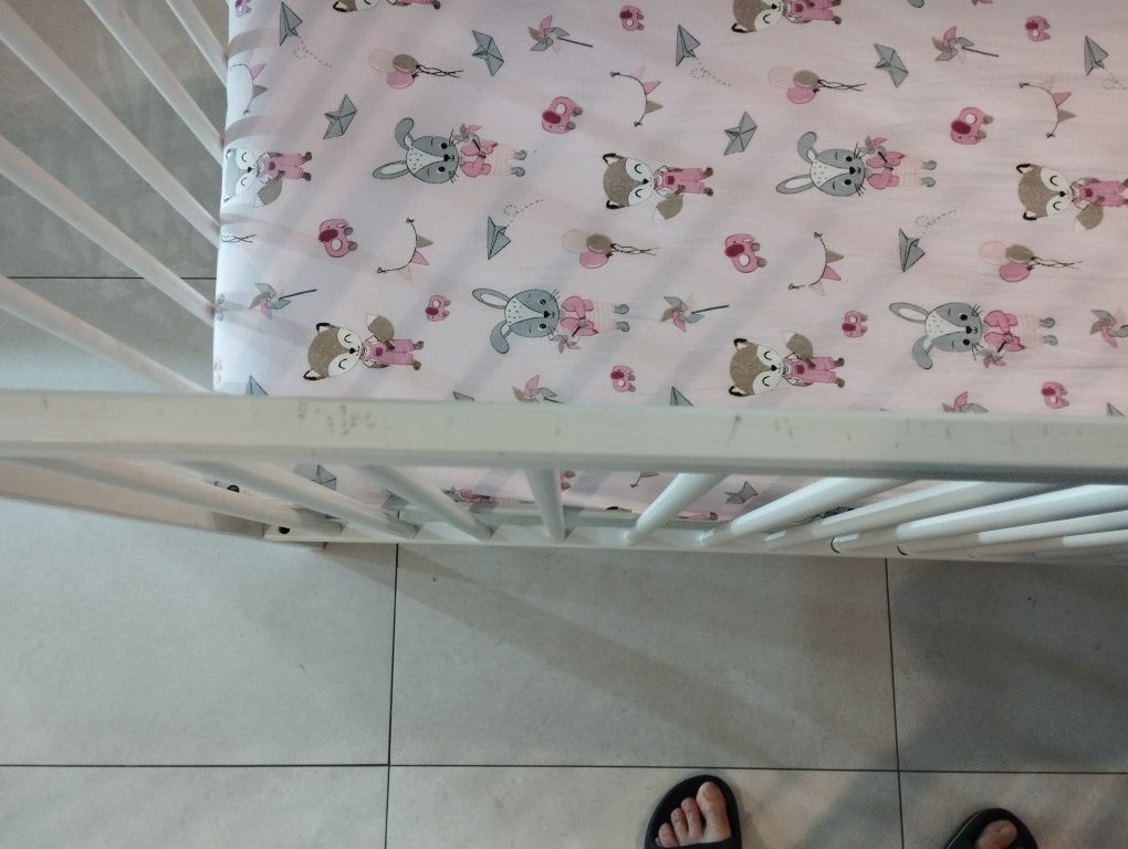 Łóżeczko dla dziecka z materacem 120 cm na 60 cm.