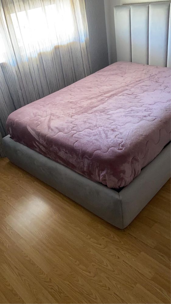 Cama com estrado.