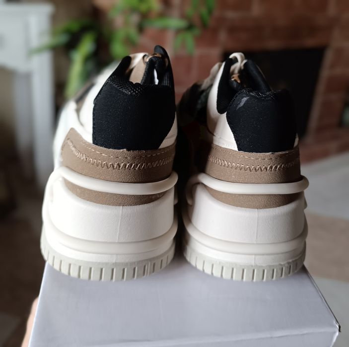 Tênis compensados camel e animal print 
N40