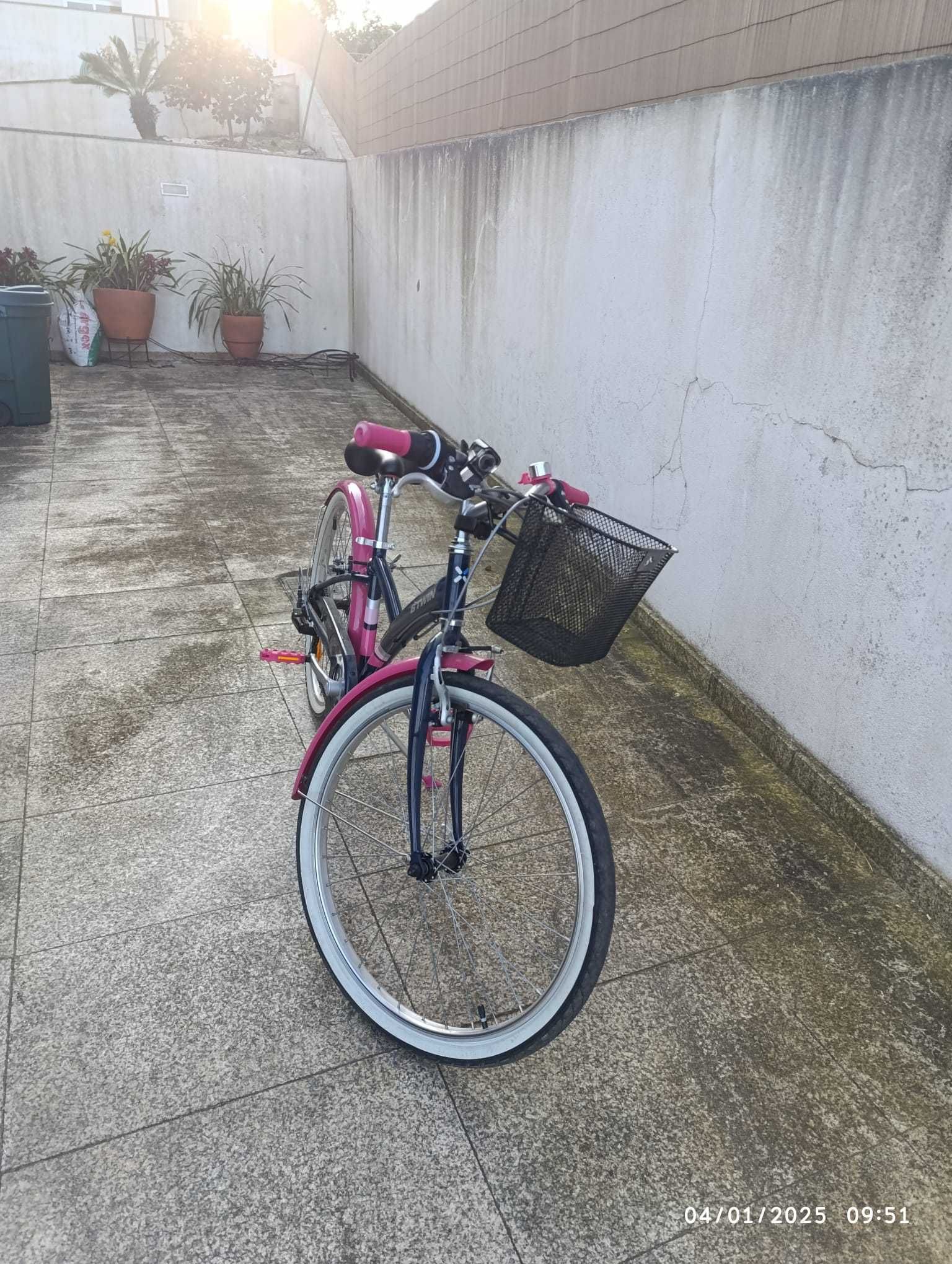 Bicicleta BTWIN roda 24 com cesto.