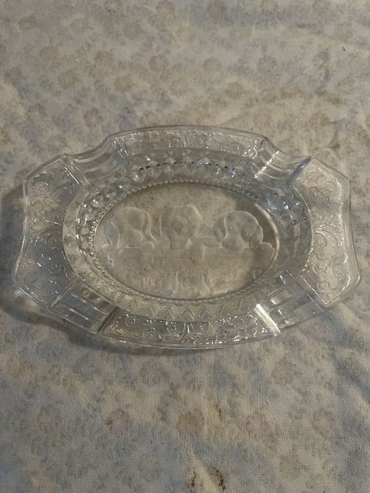 Popielniczka z wygrawerowanymi psami