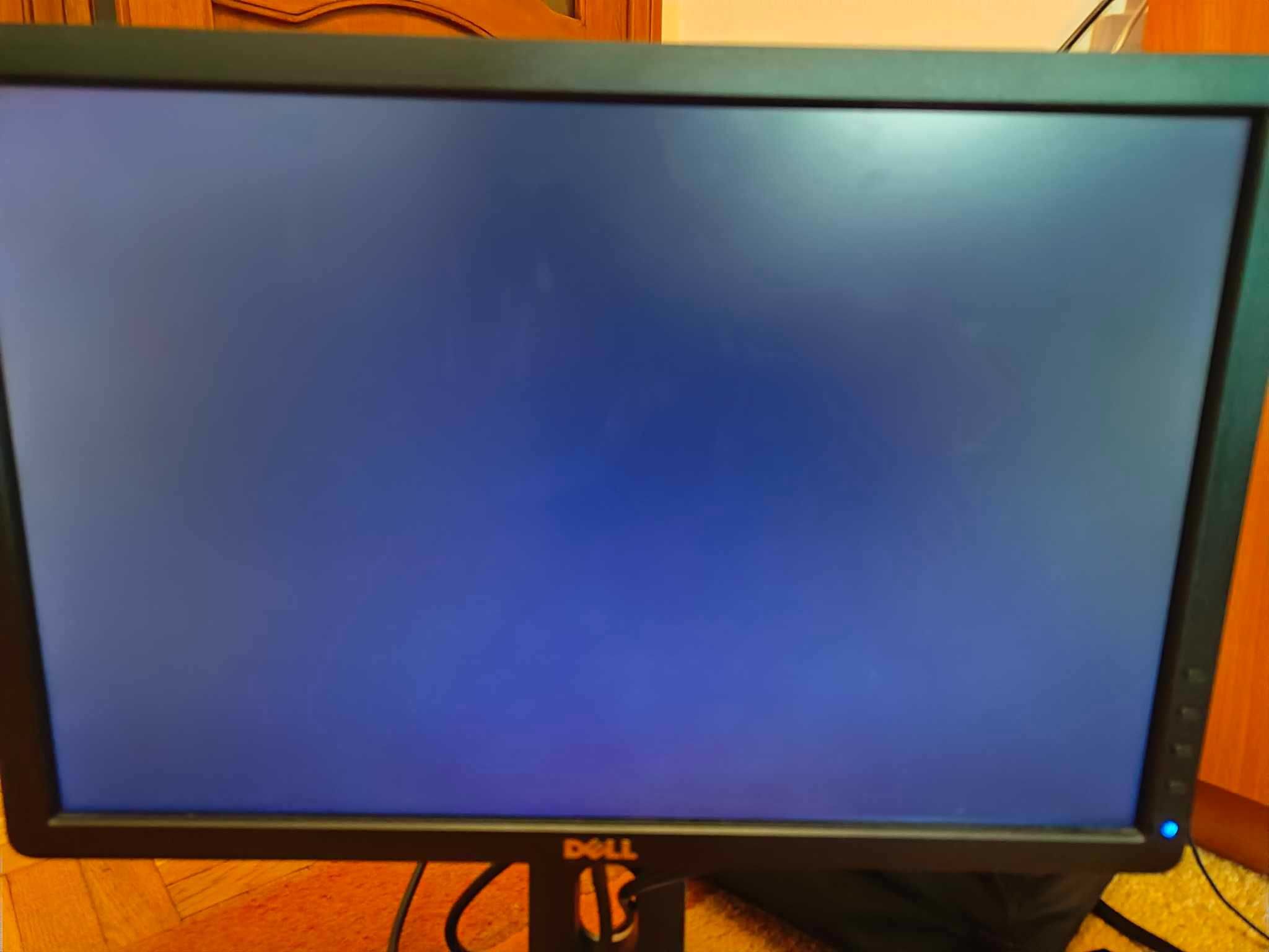 Dell P1913 - Monitor wraz z nogą i kablami