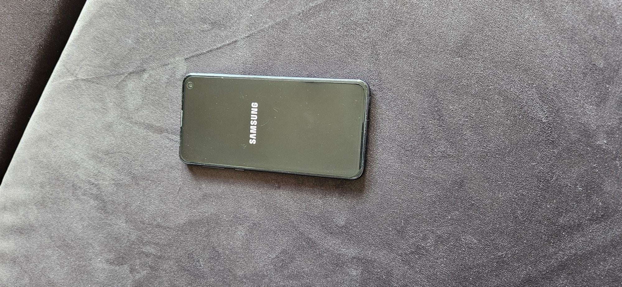 Samsung Galaxy S10e z etui, ładowarką, kablem USB i słuchawkami