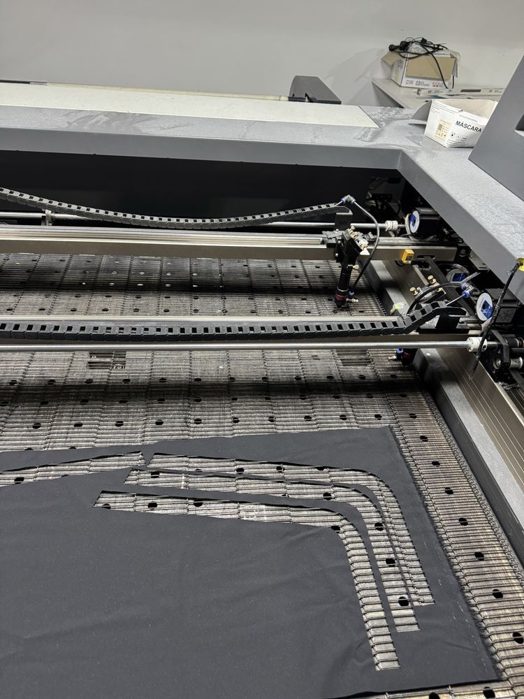 Maquina corte laser p/textil 2 cabeças camera continuo