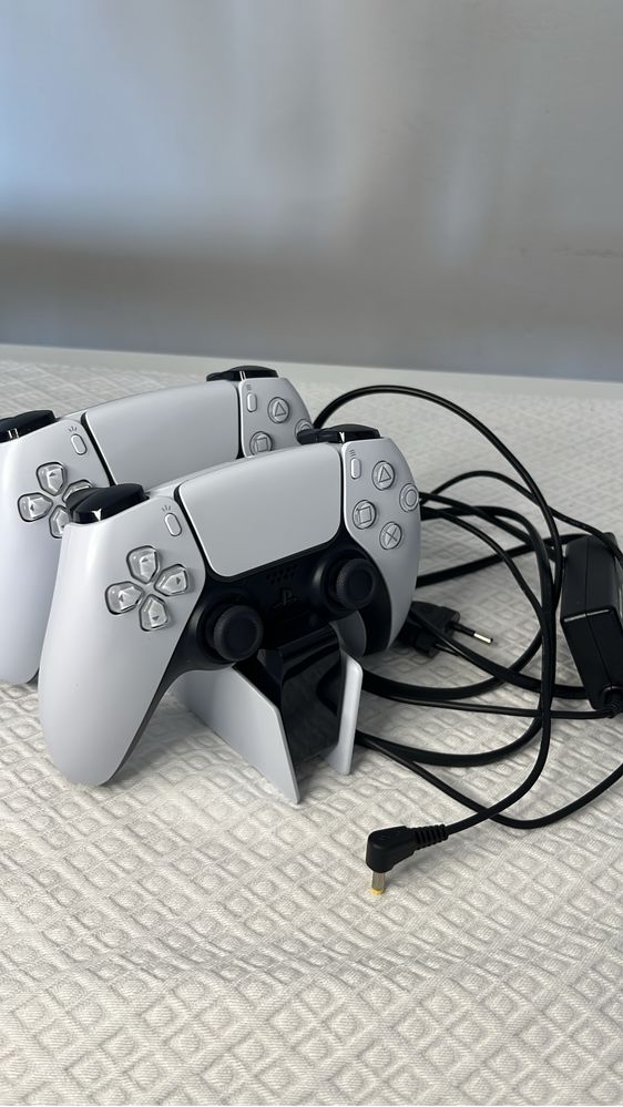 PlayStation 5 (PS5) + 2 controles DualSense + carregador