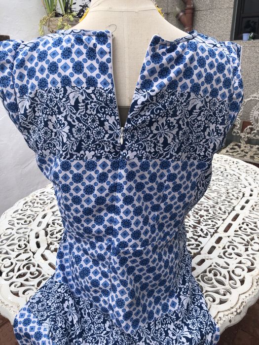 Bonito vestido em tom de azul com renda