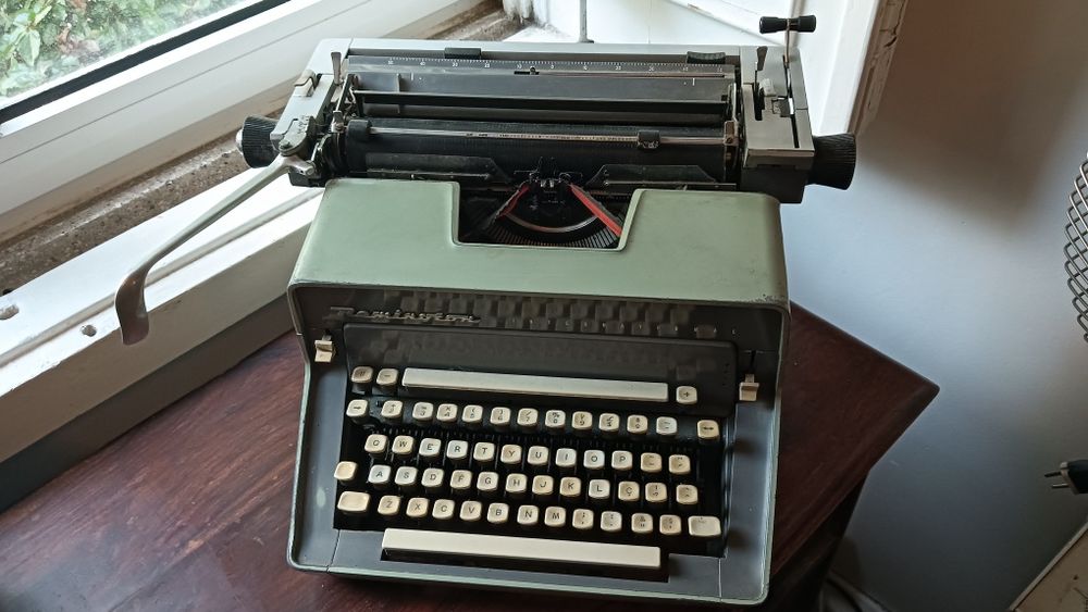 Máquina de escrever Remington International