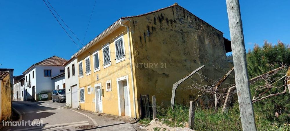 Moradia com terreno para recuperar em Rio de Vide