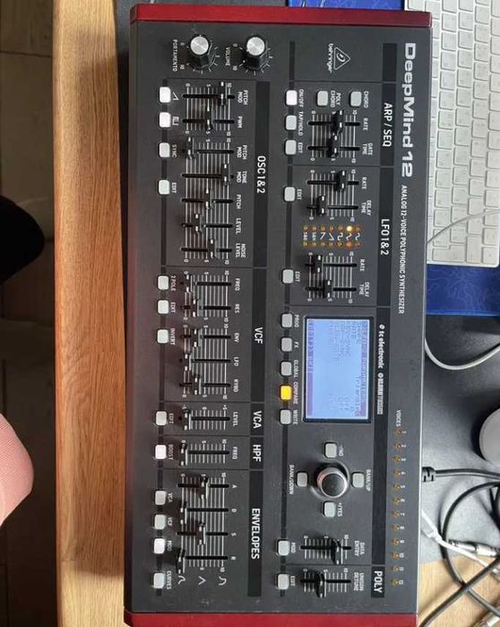Analogowy syntezator polifoniczny DeepMind 12