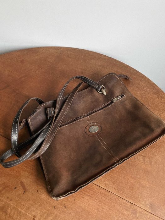 Skórzana torba na ramię, zamszowa na laptopa, w kolorze brązu.