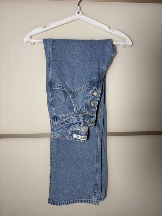 Продам джинсы с декоративной кокеткой светло-голубого цвет