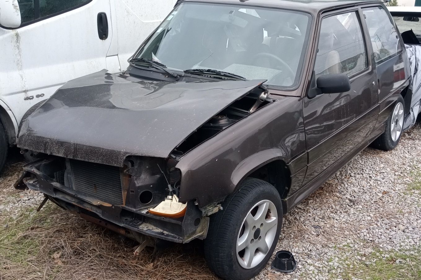 Renault Super 5 acidentado
