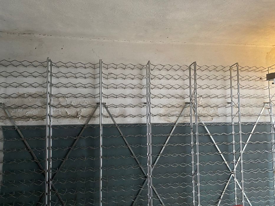 Garrafeira de vinho. Para 200 garrafas. Adega de vinho.