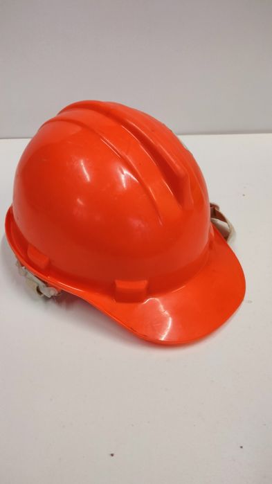 Kask ochronny budowlany.