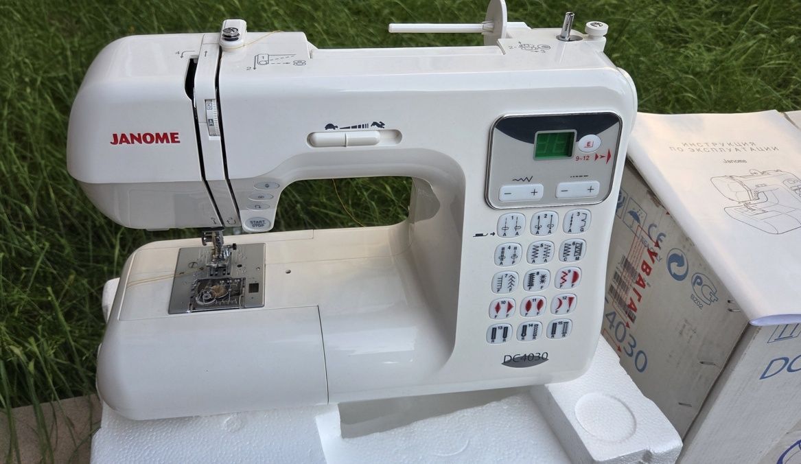 Швейна машина Janome DC4030