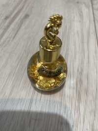 Buteleczka ze złotymi płatkami