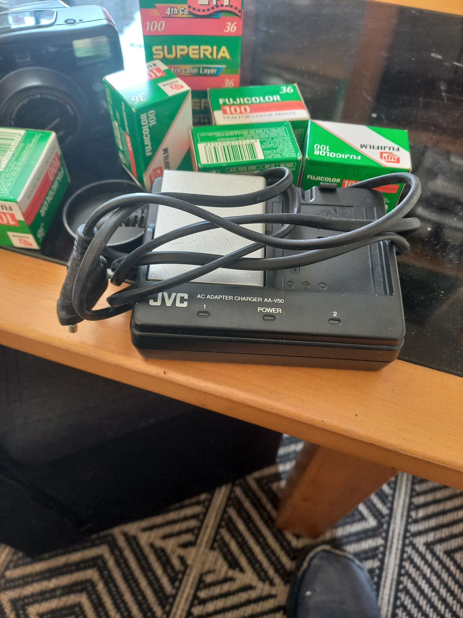 Camera jvc mais maquina  fotográfica  carregador 8 rolos