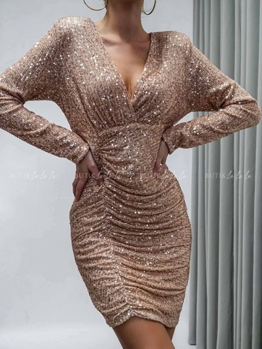 Błyszczaca cekinowa sukienka efekt wow